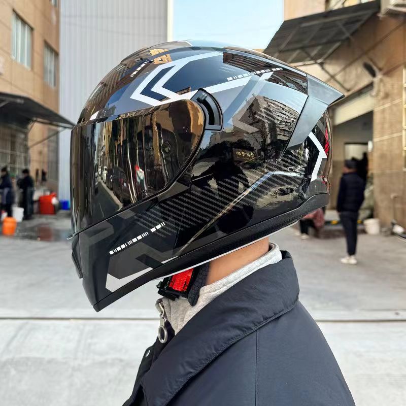 Full coverage motorcycle helmet