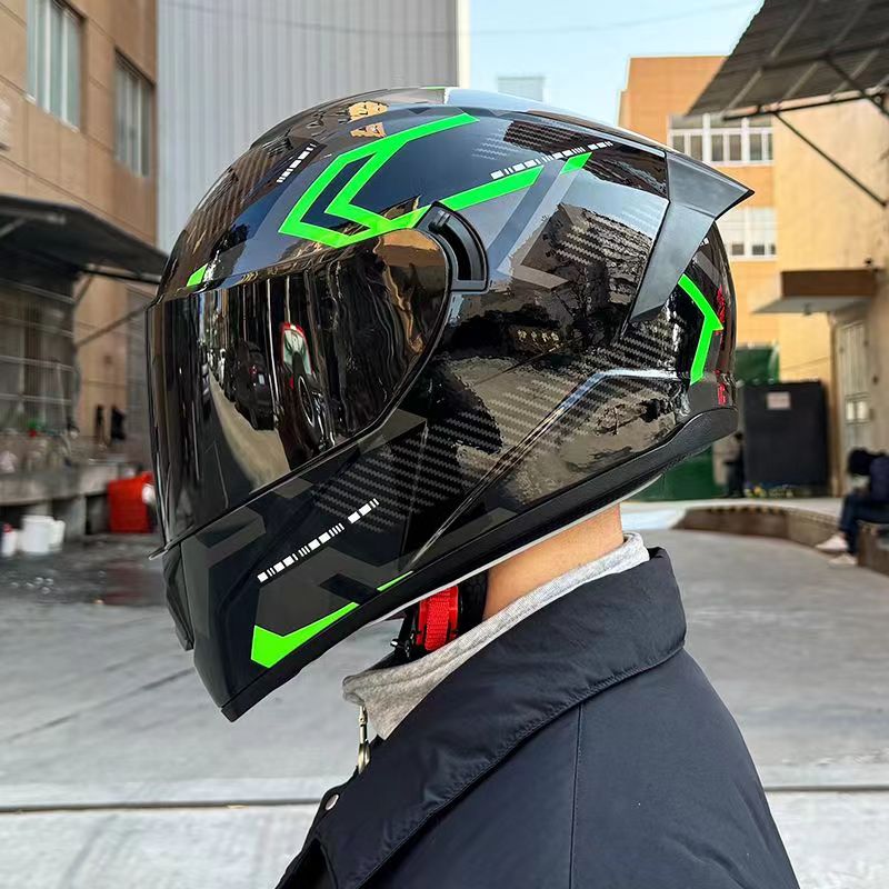 Full coverage motorcycle helmet