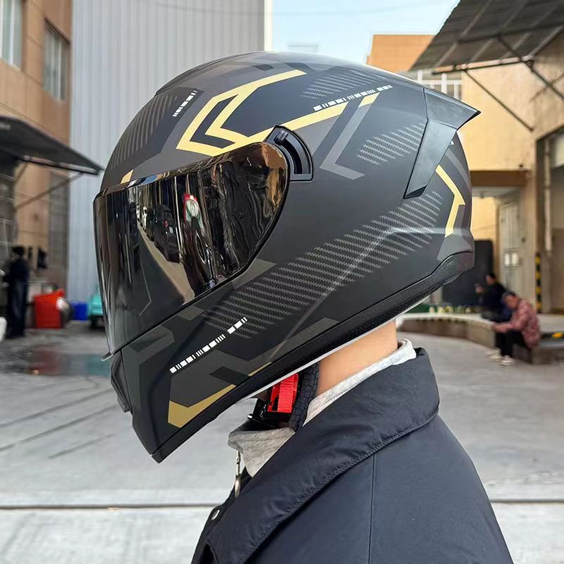 Full coverage motorcycle helmet