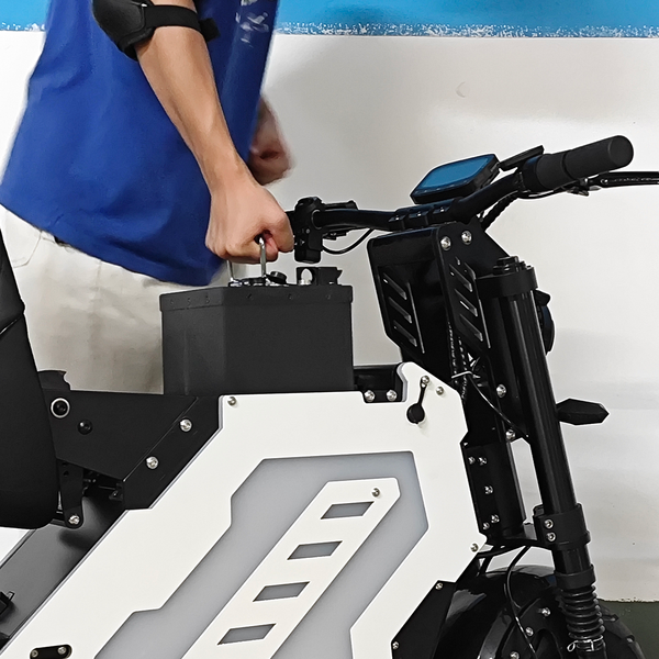 Demonstrating the quick-release battery of an electric motorcycle for easy replacement and charging